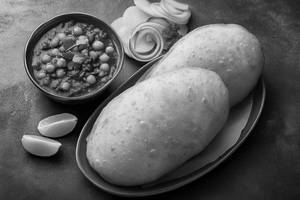 Chole With Paneer Wale Bhature (2pcs)