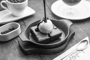 Sizzling Brownie With Chocolate Sauce