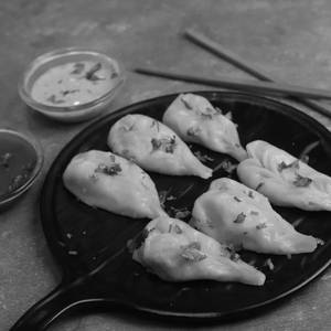 Corn Cheese Steamed Momos [6 Pieces]