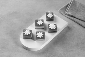 STRAWBERRY TRUFFLE SWEETS