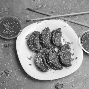 Chicken Cheese Pan Fried Momos [6 Pieces]