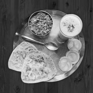 Sev Tamatar Gravy [250Ml] With 3 Laccha Paratha And Raita