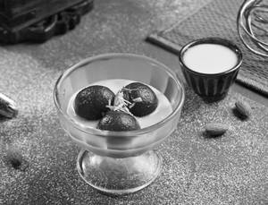 Gulab Jamun With Rabdi