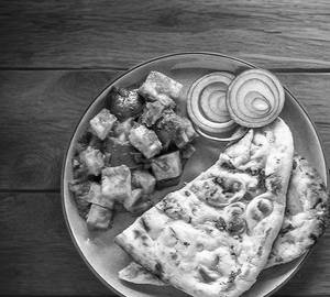 4 Naan & Chilly Paneer full & Zero Sugar Coke