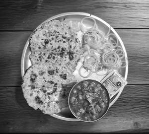 Chole + 2 missi roti
