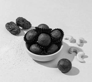 Nutty Date Balls (Gluten-free & Vegan)