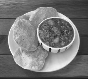 10 Puri With Aloo Sabzi Gravy
