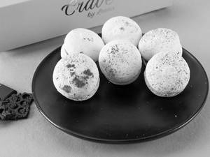 Vanilla Choco Noir Macarons (box of 6) | Almond Flour | Vegan
