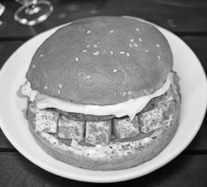 Tandoori paneer burger