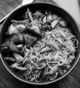 Hot Garlic Noodles With Chilly Paneer