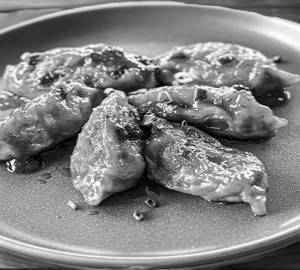 Pan Fried Gravy Chicken Momos]6 Pieces]