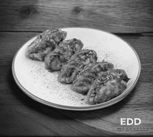 Pan Fried Gravy Paneer Momos [6 Pieces]