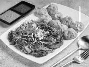 Chicken Chow + Chicken Momos [4 Pcs]