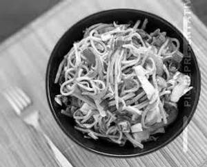Veg Hakka Noodles [660 Ml]