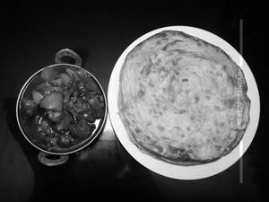 Lachha Paratha [3 Pieces] With Chicken Chilli Gravy [10 Pieces]