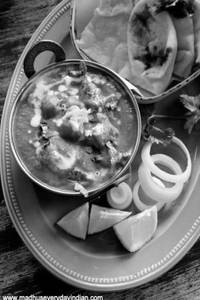 Butter Naan 2 Pcs + Paneer Butter Masala (4 Pcs)