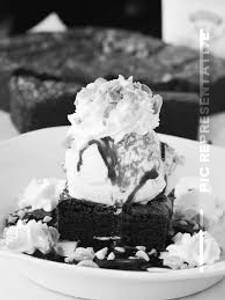Brownie Fudge cake sundae (vanilla ice creams)