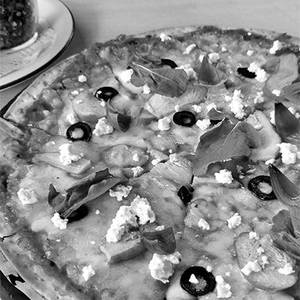 Smoked Chicken And Olives Pizza