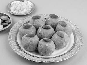 Besan Dry Fruit Laddu