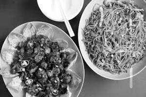 Veg Hakka Noodles + Chilli Chicken 4 Pcs