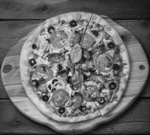 Classic and tomato pizza