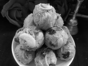 Kashmiri Pinni Laddu