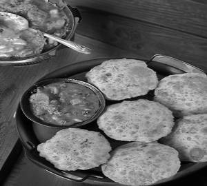Agra ki special Bedmi poori (4 pcs)with aloo sabji