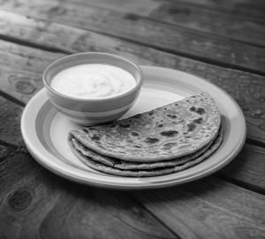 Aloo pyaz parantha + Curd + Pickle + Onion Rings (2 pcs)