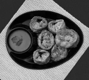 Fried cheese corn momos (8 pieces)