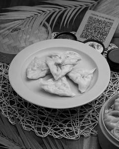 Corn Cheese Steamed Momos [6 pieces]