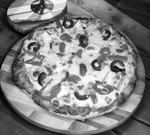 Veg tandoori paneer pizza