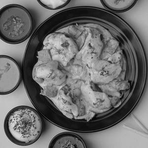 Chicken Cheese Gravy Momos (8 Pcs)
