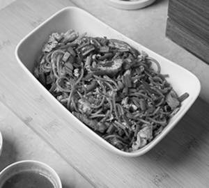 Schezwan Fried Noodles Chicken