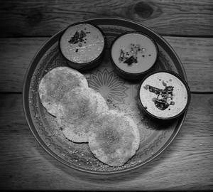Ghee podi idly [3 pieces]