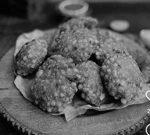 4 Nos. Sabudana Vada With Plain Curd & Sabudana Papad