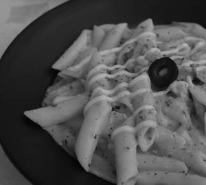 Pink Sauce Pasta And Cheesy Garlic Bread (6Pcs)