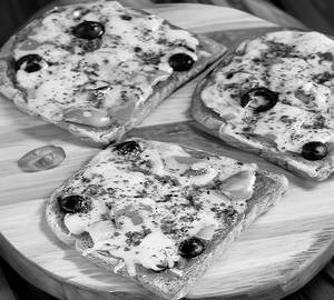 Bread paneer pizza