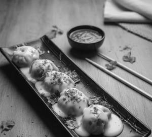 Melted Cheese Topped Steamed Veg Momo            
