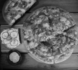 Onion capsicum pizza