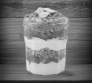 Hung Curd with fruits and oats