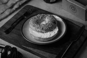 Everything Bagel With Cream Cheese