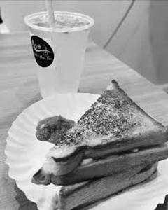 Veg Grilled Sandwich + Fresh Lemon Mint Mojito