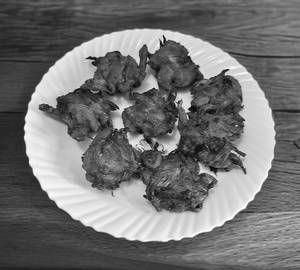 Pyaaj pakoda [8 pieces]