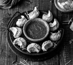 Veg Momos [8 Pieces]