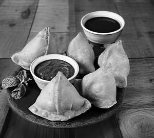 Samosa with sauce