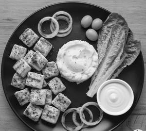 Chicken with lettuce and potato
