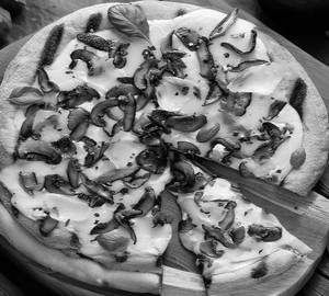 Mushroom cheese pizza