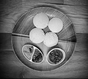 Idly 4 pieces] with ghee