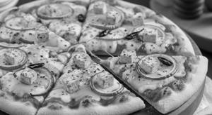 Paneer and onion pizza
