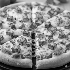 Paneer and cheese pizza